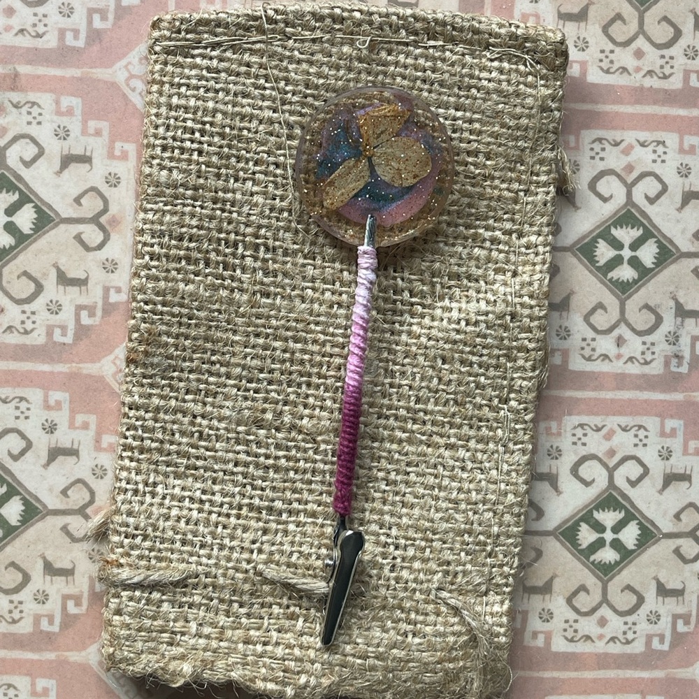 Botanical resin joint/roach clip with macrame covered post - flower PB1
